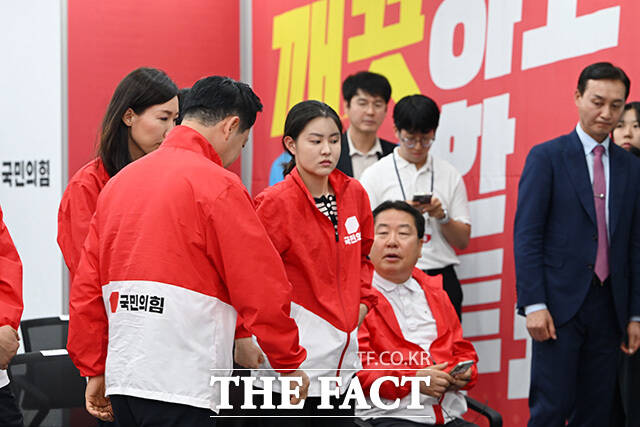 출구조사 결과에 얼어붙은 국민의힘, 말없는 장동혁 대표.