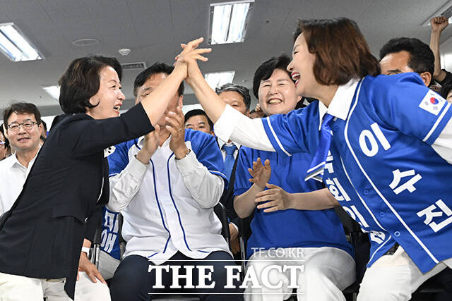 추미애 후보가 이수진 의원과 손뼉을 마주치고 있다.