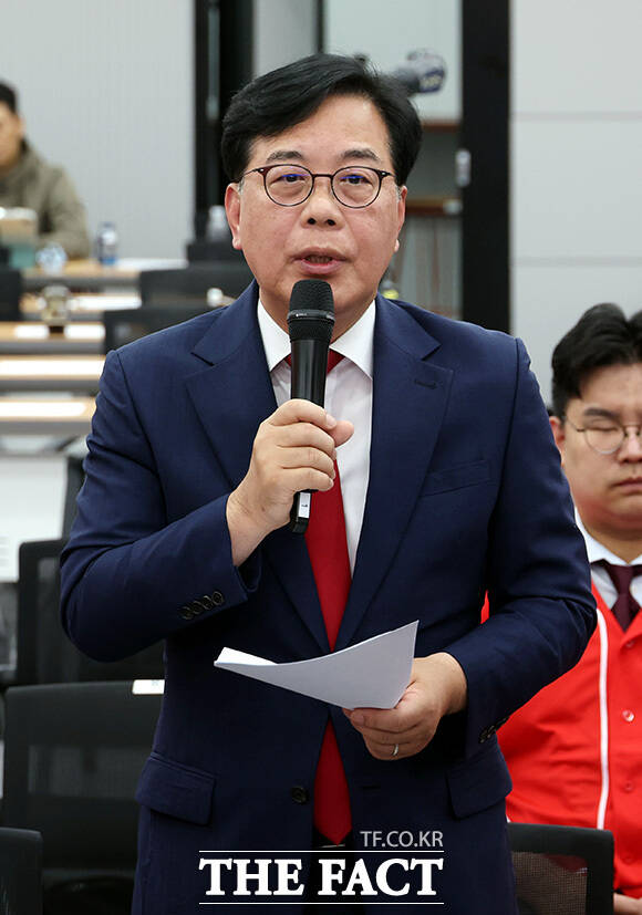 투표용지 부족 관련 긴급기자회견을 열고 입장 밝히는 송 원내대표.