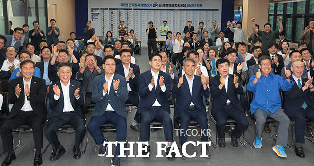 이원택 더불어민주당 전북특별자치도지사 후보와 조지훈 전주시장 후보, 윤준병 전북도당위원장을 비롯한 당원과 지지자들이 3일 오후 전북도 전주 완산구 더불어민주당 전북도당에 마련된 제9회 전국동시지방선거 개표 상황실에서 출구조사 결과를 바라보며 박수를 치고 있다. /전주=김성렬 기자