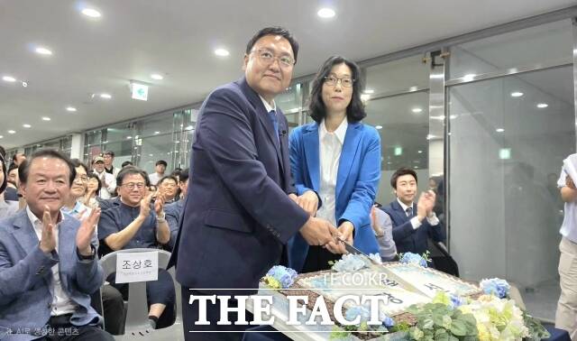 조상호 세종시장 후보가 3일 당선이 유력해지자 부인 차윤화 여사와 함께 축가 케익을 자르고 있다. /김형중 기자