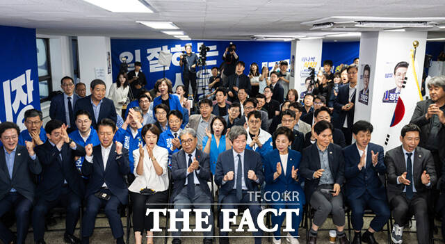 6·3 지방선거일인 3일 서울 중구 태평로2가 정원오 더불어민주당 서울시장 후보 선거상황실에서 참석자들이 방송사 출구조사 결과를 시청하며 환호하고 있다. 왼쪽부터 김영호 국회의원, 고민정 국회의원, 이재정 후원회장, 이인영 국회의원, 남인순 국회의원, 이용선 국회의원. /이새롬 기자
