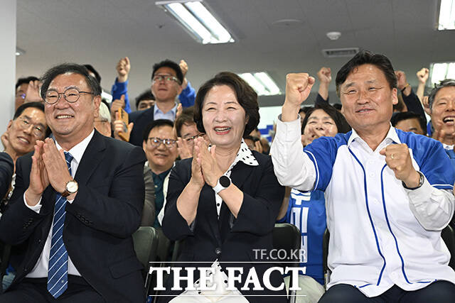 추미애 후보가 이수진 의원과 손뼉을 마주치고 있다.