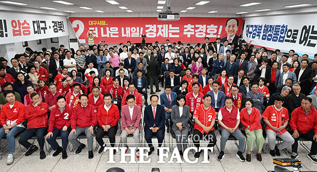 이철우 국민의힘 경북도지사 후보와 추경호 국민의힘 대구시장 후보, 이진숙 국민의힘 대구 달성군 국회의원 후보가 3일 오후 대구 수성구 국민의힘 대구광역시당에서 출구조사 결과 발표를 확인하고 있다. /대구=박헌우 기자