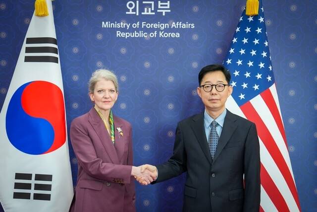 한국과 미국이 3일 한미 정상회담 공동 설명자료(조인트 팩트시트)에 담긴 안보 합의 1차 협의를 마쳤다. 사진은 박윤주(오른쪽) 외교부 1차관과 앨리슨 후커 미 국무부 정무차관이 전날 1일 차 후속협의에서 악수하는 모습. /외교부