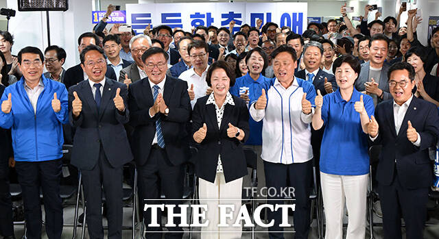 추미애 후보가 이수진 의원과 손뼉을 마주치고 있다.