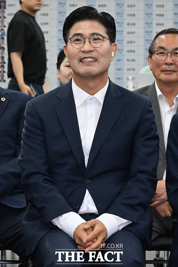 이원택 더불어민주당 전북특별자치도지사 후보와 조지훈 전주시장 후보, 윤준병 전북도당위원장을 비롯한 당원과 지지자들이 3일 오후 전북도 전주 완산구 더불어민주당 전북도당에 마련된 제9회 전국동시지방선거 개표 상황실에서 출구조사 결과를 바라보며 박수를 치고 있다. /전주=김성렬 기자