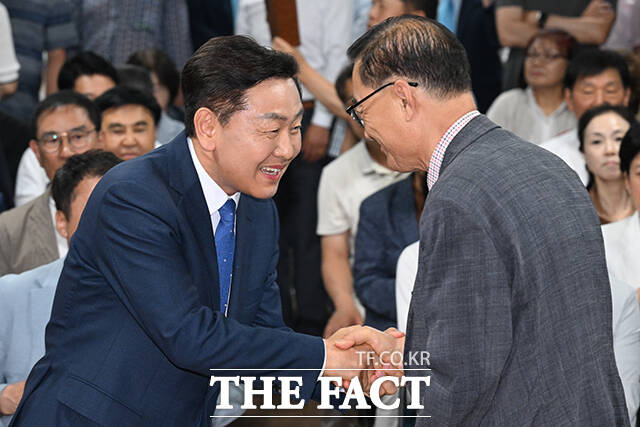지지자들과 인사 나누는 김 후보.
