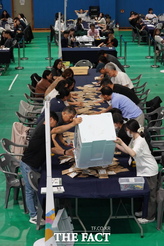 3일 오후 전북 전주시 덕진구 덕진체련공원 실내배드민턴장에 마련된 제9회 전국동시지방선거 개표소에서 개표사무원들이 개표를 시작하고 있다. /전주=김수홍 기자/전주=김수홍 기자