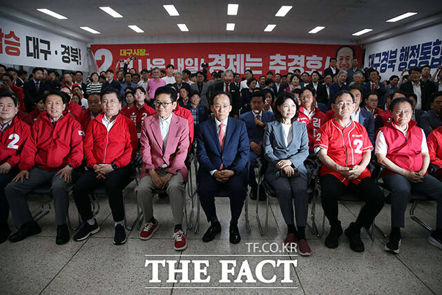 이철우 국민의힘 경북도지사 후보와 추경호 국민의힘 대구시장 후보, 이진숙 국민의힘 대구 달성군 국회의원 후보가 3일 오후 대구 수성구 국민의힘 대구광역시당에서 출구조사 결과 발표를 확인하고 있다. /대구=박헌우 기자