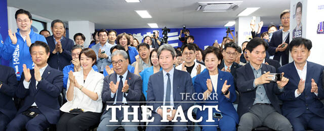 6·3 지방선거일인 3일 서울 중구 태평로2가 정원오 더불어민주당 서울시장 후보 선거상황실에서 참석자들이 방송사 출구조사 결과를 시청하며 환호하고 있다. 왼쪽부터 김영호 국회의원, 고민정 국회의원, 이재정 후원회장, 이인영 국회의원, 남인순 국회의원, 이용선 국회의원. /이새롬 기자
