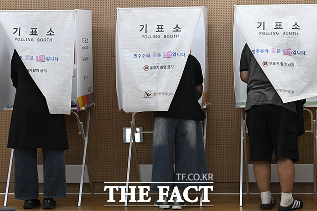 3일 제9회 전국동시지방선거 사전투표율(23.51%)을 반영한 오후 1시 투표율이 46.0%를 기록했다. 4년 전 같은시각 38.3% 투표율보다 7.7%p 높게 나타났다. 이날 오전 서울 동작구 상도4동주민센터 투표소에서 시민들이 투표를 하고 있다. /송호영 기자