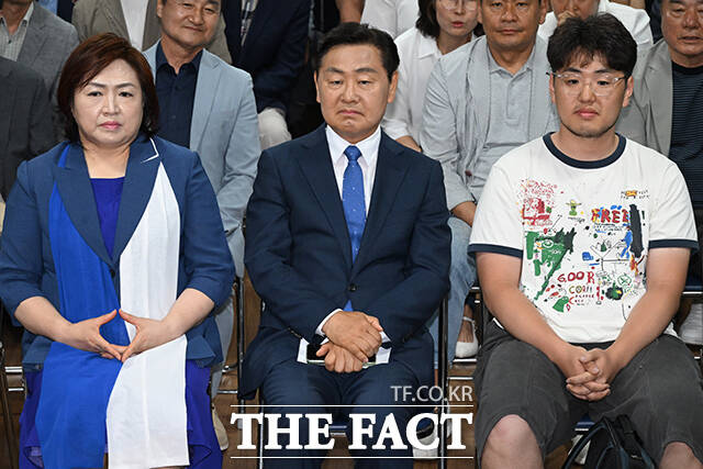 출구조사 결과 지켜보는 김 후보 가족.
