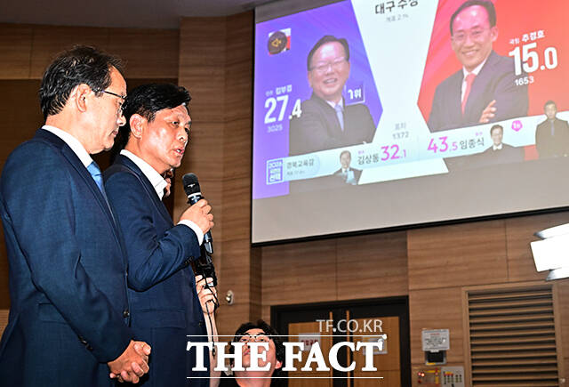 조승래 더불어민주당 중앙선대위 총괄선대본부장(가운데)이 3일 오후 서울 여의도 국회 의원회관 대회의실에 마련된 제9회 전국동시지방선거 개표상황실에서 투표용지 부족 사태와 관련한 국민의힘의 개표 중단에 대한 입장을 밝히고 있다. /국회=배정한 기자