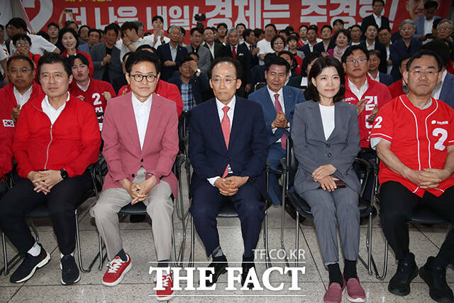 이철우 국민의힘 경북도지사 후보와 추경호 국민의힘 대구시장 후보, 이진숙 국민의힘 대구 달성군 국회의원 후보가 3일 오후 대구 수성구 국민의힘 대구광역시당에서 출구조사 결과 발표를 확인하고 있다. /대구=박헌우 기자