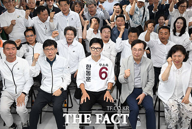 한동훈 무소속 부산 북구갑 국회의원 후보(가운데)가 3일 오후 부산 북구 선거사무소에서 방송사 출구조사 결과를 지켜보고 있다. /부산=박상민 기자