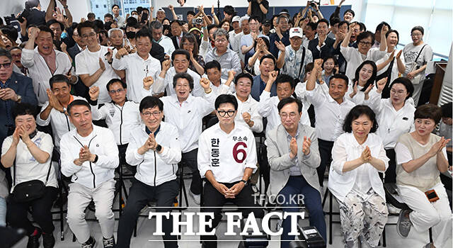 한동훈 무소속 부산 북구갑 국회의원 후보(가운데)가 3일 부산 북구 선거사무소에서 방송사 출구조사 결과를 지켜보고 있다. /부산=박상민 기자