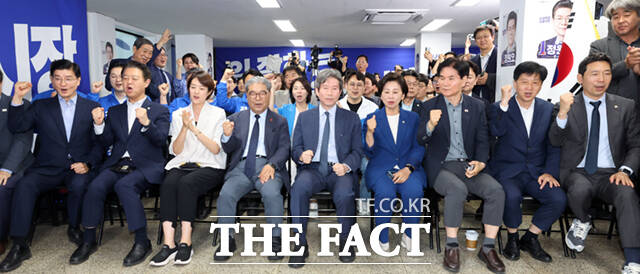 6·3 지방선거일인 3일 서울 중구 태평로2가 정원오 더불어민주당 서울시장 후보 선거상황실에서 참석자들이 방송사 출구조사 결과를 시청하며 환호하고 있다. 왼쪽부터 김영호 국회의원, 고민정 국회의원, 이재정 후원회장, 이인영 국회의원, 남인순 국회의원, 이용선 국회의원. /이새롬 기자