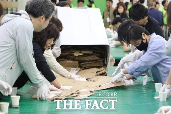 6·3 지방선거 대전시 동구 개표소가 마련된 대전대학교 맥센터가 개표로 분주한 가운데 관외사전투표함이 개함되고 있는 모습. /정예준 기자