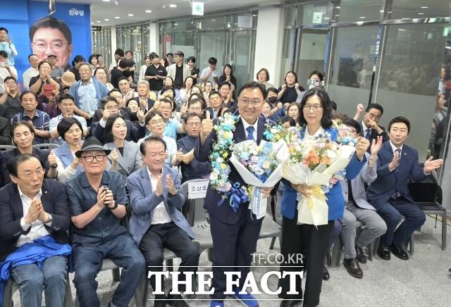 조성호 세종시장 후보가 3일 부인 차윤화 여사와 함께 당원과 지지자들로부터 당선 축하 화환을 받고 있다. /김형중 기자