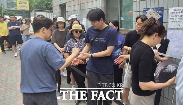 제9회 전국동시지방선거일인 3일 서울 송파구 가락2동 제3투표소에서 투표용지 부족으로 유권자들이 길게 줄지어 서서 대기표를 받고 있다. /뉴시스