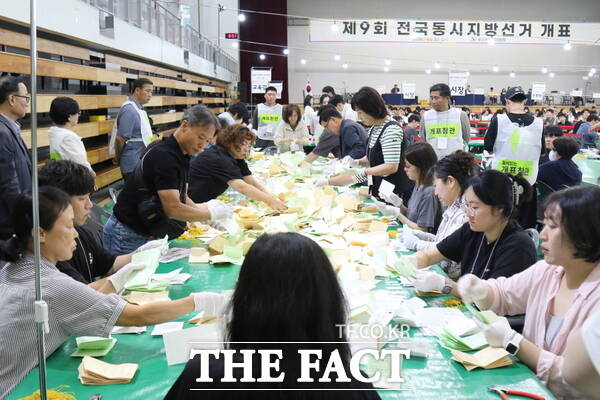 6·3 지방선거 대전시 동구 개표소가 마련된 대전대학교 맥센터가 개표로 분주한 모습. /정예준 기자