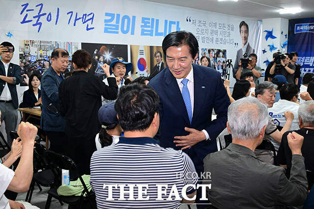 이날 KBS·MBC·SBS 방송 3사 출구조사 결과 평택을 국회의원 재선거는 더불어민주당 김용남 30.3%, 국민의힘 유의동 30.6%, 조국혁신당 조국 31.1%로 나타났다. 사진은 당원과 지지자에게 인사하는 조국 후보의 뒷모습.