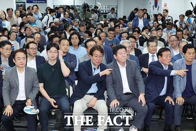 진지한 표정으로 출구조사 지켜보는 전 후보 캠프 관계자 및 지지자들.