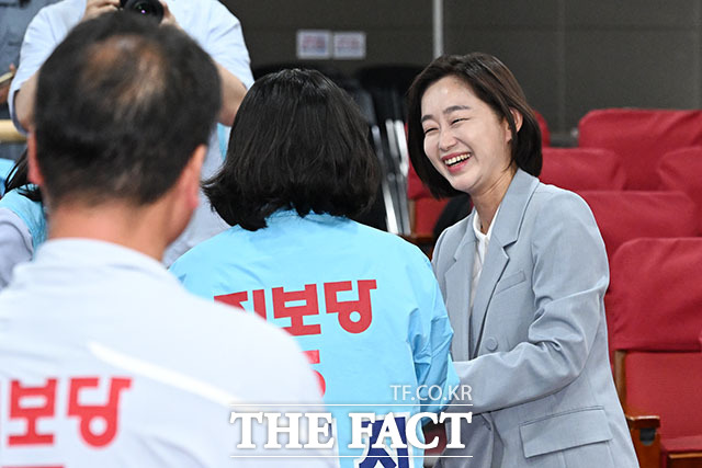 진보당 상임대표이자 경기 평택을 국회의원 재선거 후보인 김재연 대표(가운데)와 홍성규 진보당 경기도지사 후보 등이 3일 오후 서울 여의도 국회의사당 의원회관에 마련된 개표상황실에서 제9회 전국동시지방선거 및 국회의원 재보궐선거 출구조사 결과 발표를 지켜보고 있다. /국회=서예원 기자