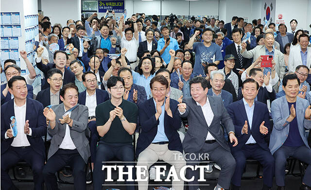 제9회 전국동시지방선거일인 3일 오후 부산 부산진구 더불어민주당 전재수 부산시장 후보 캠프에서 변성완 시당위원장(가운데) 등이 출구조사 결과 전 후보가 이기는 것으로 나타나자 기뻐하고 있다. /부산=박상민 기자