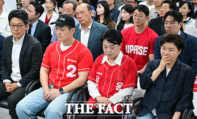 김병민 오세훈 후보 캠프 선대위 대변인과 김재섭, 윤희숙 공동선대위원장, 조은희 총괄선대본부장(왼쪽부터)이 제9회 전국동시지방선거가 종료된 3일 오후 서울 종로구 오세훈 국민의힘 서울시장 후보 선거캠프에서 출구조사 결과를 지켜보고 있다. /임영무 기자