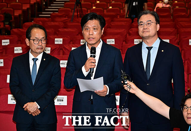 조승래 더불어민주당 중앙선대위 총괄선대본부장(가운데)이 3일 오후 서울 여의도 국회 의원회관 대회의실에 마련된 제9회 전국동시지방선거 개표상황실에서 투표용지 부족 사태와 관련한 국민의힘의 개표 중단에 대한 입장을 밝히고 있다. /국회=배정한 기자