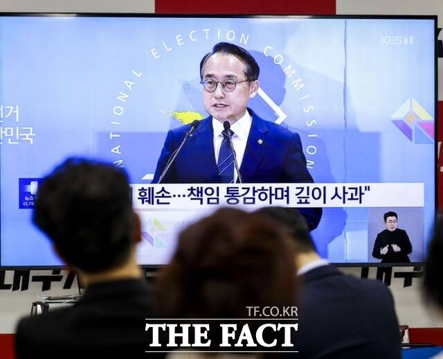 제9회 전국동시지방선거의 일부 투표소에서 발생한 투표용지 부족 사태가 발생한 가운데 3일 대구 수성구 추경호 국민의힘 대구시장 후보의 선거사무소에서 추 후보 지지자 및 유권자들이 허철훈 중앙선관위원회 사무총장의 대국민 사과 중계방송을 지켜보고 있다. /대구=뉴시스