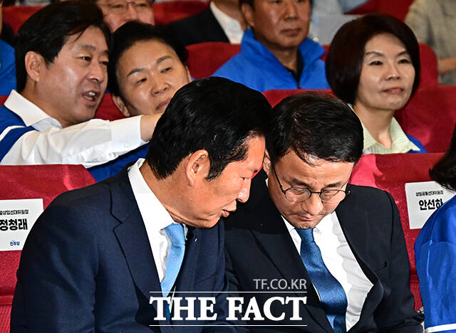 정청래 총괄상임선거대책위원장(왼쪽 두번째)과 한병도 공동상임선거대책위원장(왼쪽 세번째)을 비롯한 더불어민주당 의원들이 3일 오후 서울 여의도 국회 의원회관 대회의실에 마련된 제9회 전국동시지방선거 개표상황실에서 출구조사 발표 방송을 시청하고 있다. /국회=배정한 기자