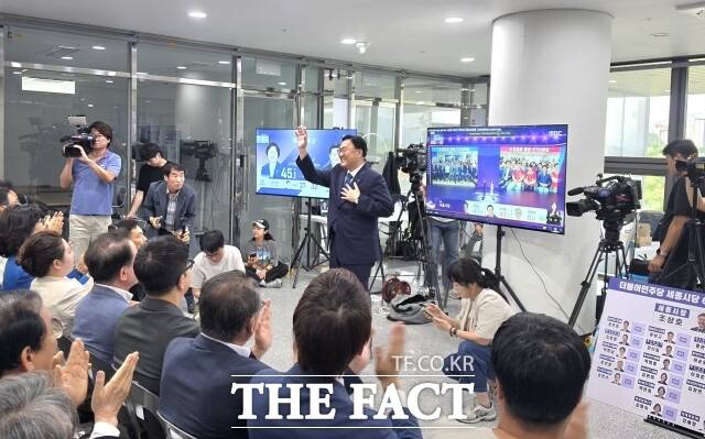 조상호 더불어민주당 세종시장 후보가 방송3사 출구조사 발표 후 인사말을 하고 있다. /김형중 기자