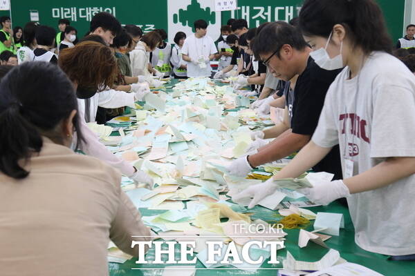 6·3 지방선거 대전시 동구 개표소가 마련된 대전대학교 맥센터가 개표로 분주한 가운데 개함부 개표사무원들이 개함을 하고 있는 모습. /정예준 기자