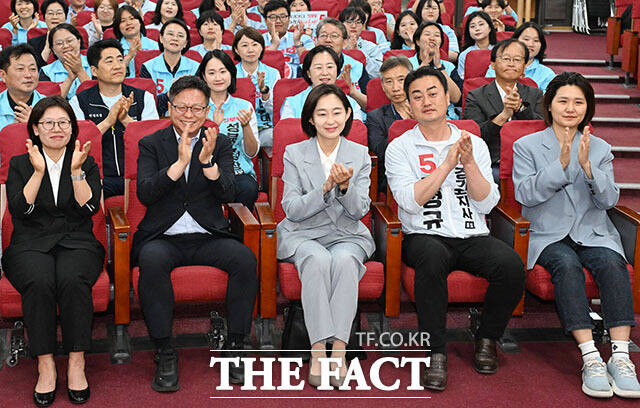 진보당 상임대표이자 경기 평택을 국회의원 재선거 후보인 김재연 대표(가운데)와 홍성규 진보당 경기도지사 후보 등이 3일 오후 서울 여의도 국회의사당 의원회관에 마련된 개표상황실에서 제9회 전국동시지방선거 및 국회의원 재보궐선거 출구조사 결과 발표를 지켜보고 있다. /국회=서예원 기자