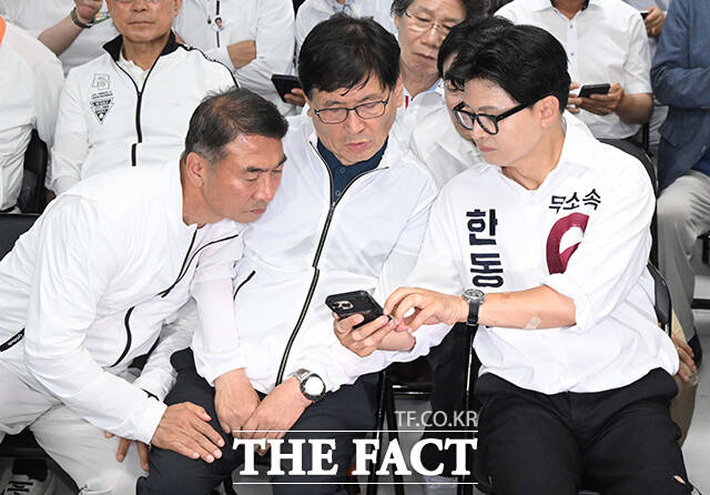한동훈 무소속 부산 북구갑 국회의원 후보(가운데)가 3일 부산 북구 선거사무소에서 방송사 출구조사 결과를 지켜보고 있다. /부산=박상민 기자