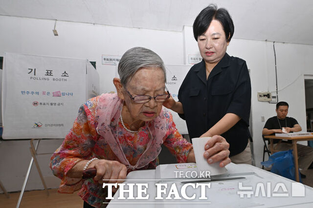 광주시 동구 최고령 유권자인 김정자(110) 어르신이 6·3 지방선거 당일인 3일 오전 동구 계림1동 제2투표소에서 투표하고 있다. /뉴시스