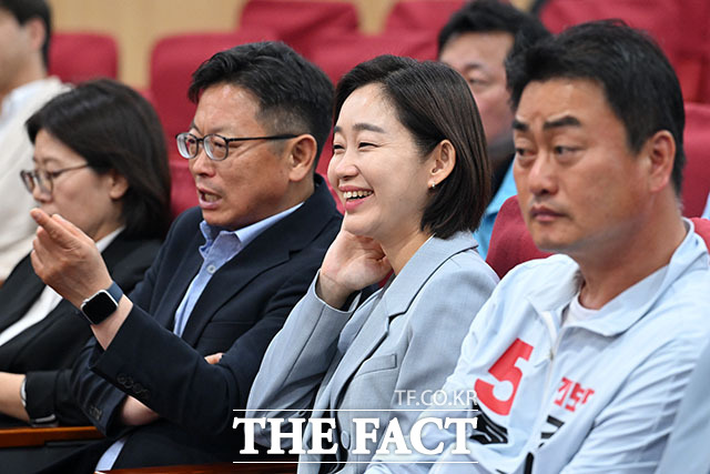 진보당 상임대표이자 경기 평택을 국회의원 재선거 후보인 김재연 대표(가운데)와 홍성규 진보당 경기도지사 후보 등이 3일 오후 서울 여의도 국회의사당 의원회관에 마련된 개표상황실에서 제9회 전국동시지방선거 및 국회의원 재보궐선거 출구조사 결과 발표를 지켜보고 있다. /국회=서예원 기자