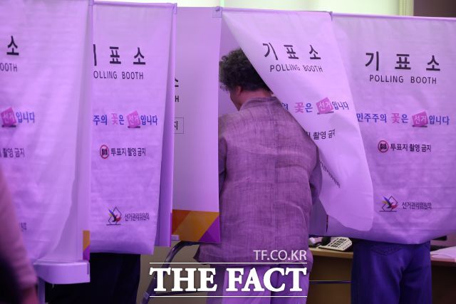 부산 북구 만덕 제2동 제7투표소에서 주민이 투표를 하고 있다. /손연우 기자