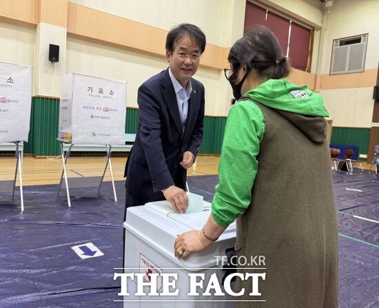 이동환 국민의힘 경기 고양시장 후보가 3일 오전 6시 30분쯤 일산은행초등학교 투표소를 찾아 기표를 마친 뒤 투표용지를 투표함에 투입하고 있다. /이동환 후보 캠프