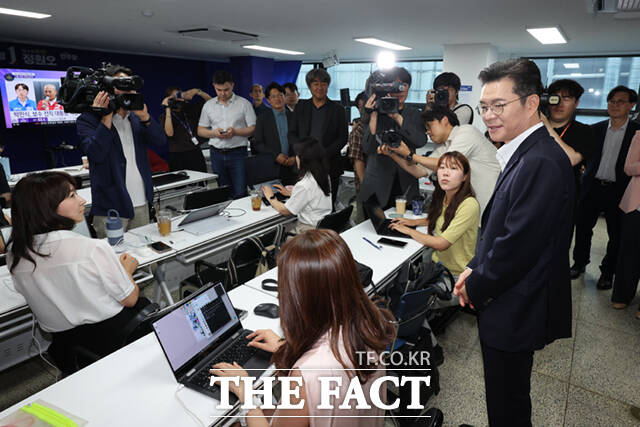 정원오 더불어민주당 서울시장 후보가 제9회 전국동시지방선거일인 3일 오후 서울 중구 세종대로 캠프에서 취재진과 인사를 나누고 있다. /이새롬 기자