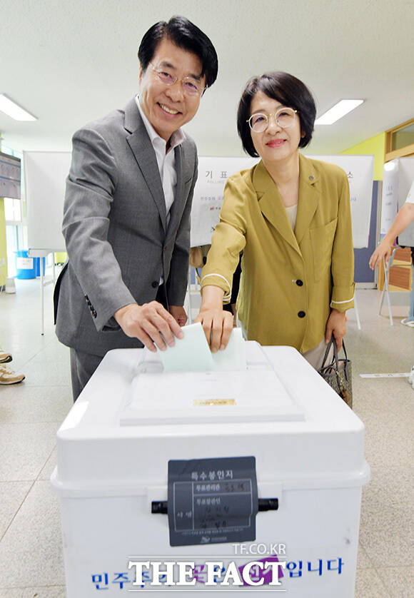 국민의힘 송파구청장 후보인 서강석 송파구청장(왼쪽)이 3일 오전 서울 송파구 거여동 덕수고에 마련된 위례동 제7투표소에서 배우자 서경애 씨와 함께 투표하고 있다. 