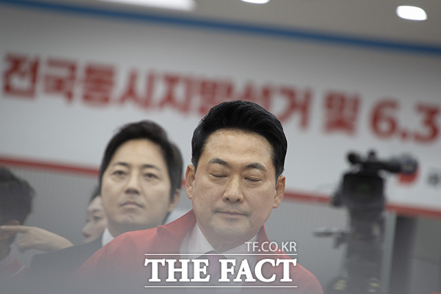 장동혁 국민의힘 대표가 3일 오후 서울 여의도 국민의힘 중앙당사에 마련된 국민의힘 개표상황실에서 제9회 전국동시지방선거 개표방송 출구조사 결과를 시청하며 생각에 잠겨있다. /남용희 기자