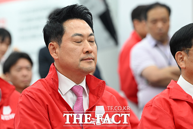 장동혁 국민의힘 대표가 3일 오후 서울 여의도 국민의힘 중앙당사에 마련된 국민의힘 개표상황실에서 제9회 전국동시지방선거 개표방송 출구조사 결과를 시청하며 생각에 잠겨있다. /남용희 기자