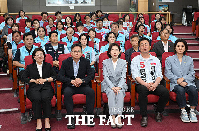 진보당 상임대표이자 경기 평택을 국회의원 재선거 후보인 김재연 대표(가운데)와 홍성규 진보당 경기도지사 후보 등이 3일 오후 서울 여의도 국회의사당 의원회관에 마련된 개표상황실에서 제9회 전국동시지방선거 및 국회의원 재보궐선거 출구조사 결과 발표를 지켜보고 있다. /국회=서예원 기자