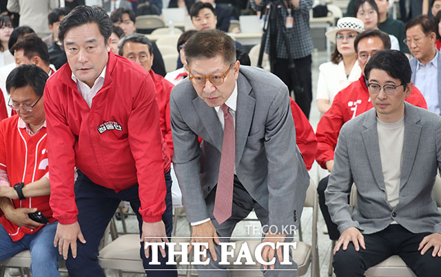 박형준 국민의힘 부산시장 후보가 자리를 떠나고 있다. /부산=박상민 기자