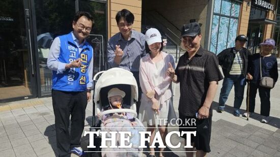 민경선 더불어민주당 경기 고양시장 후보(왼쪽)가 한준호 국회의원(왼쪽 2번째)과 함께 거리유세를 진행하던 중 시민들과 기념 촬영을 하고 있다. /민경선 후보 캠프