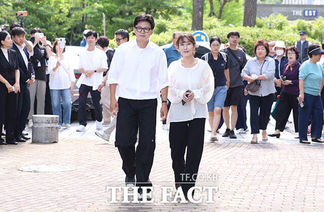 한동훈 무소속 부산 북구갑 국회의원 후보 배우자 진은정 변호사가 3일 오전 부산 북구 백양디이스트 경로당 투표소에서 투표하고 있다. /부산=박상민 기자